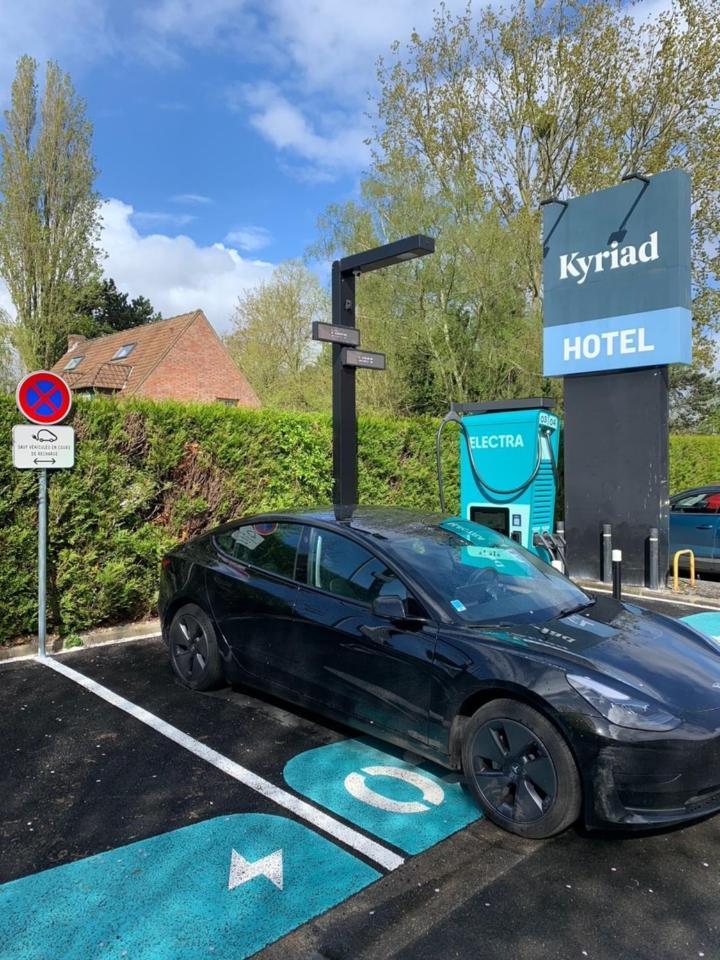 Kyriad Lille - Mons En Baroeul Bagian luar foto